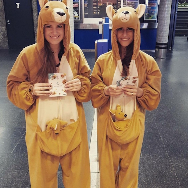 Zwei Promoterinnen mit Kängurukostüm